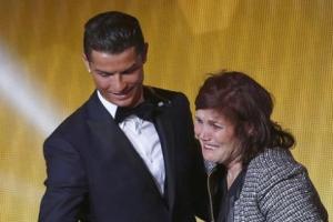 Mẹ của Ronaldo khuyên con trai gia nhập M.U