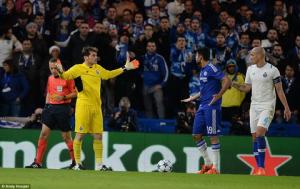 Nổi điên, quái thú Costa đá bẩn với cả đàn anh đồng hương Casillas