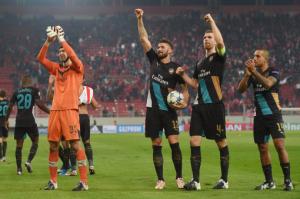 Wenger quyết không để Man City tiếp tục “hút máu”