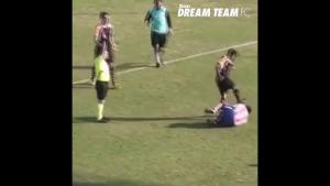 Clip sốc: Đối phương nằm sân vẫn sút thẳng mặt trả đũa