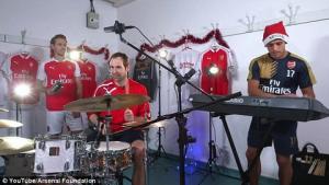 Dàn sao Arsenal trổ tài chơi nhạc Giáng sinh