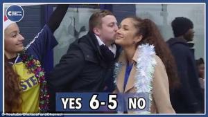 CĐV Tottenham tích cực hôn fan nữ... Chelsea nhiệt tình