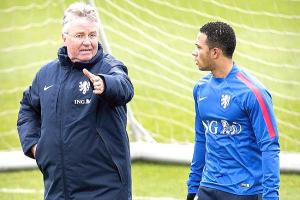 Hội ngộ ở đại chiến MU vs Chelsea, Hiddink nói gì về trò cũ Depay?