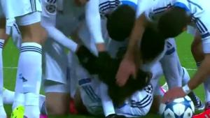 Ăn mừng bàn thắng bằng cách... bóp cổ tác giả