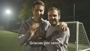 Tiền vệ Juan Mata trổ tuyệt kỹ tâng bóng đôi cùng Ander Herrera