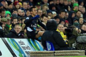 Wenger: “Sanchez suýt bị giết chết trên sân”