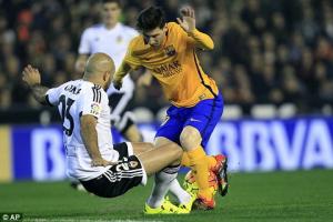 Mất điểm ngoạn mục vào tay anh em nhà Neville, Barca run rẩy trên ngôi đầu BXH La Liga