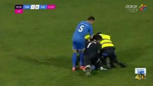 Thủ môn siêu cứng và fan cuồng đánh nhau túi bụi