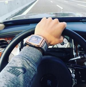 Khoe đồng hồ siêu sang trên Instagram, sao Inter Milan bị cướp trắng trợn