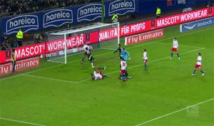 Hậu vệ 2 lần đá phản lưới nhà trong 1 trận