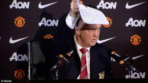 HLV Louis Van Gaal làm loạn buổi họp báo trước trận gặp Burnley
