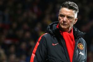 Van Gaal bất ngờ được đối thủ Wenger ra mặt bênh vực