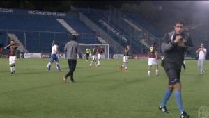 Cảnh tượng hiếm gặp: Cầu thủ, trọng tài thi nhau ... khóc trên sân