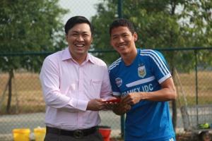Hết thời các ông bầu vung tiền tỷ thưởng Tết ở V.League
