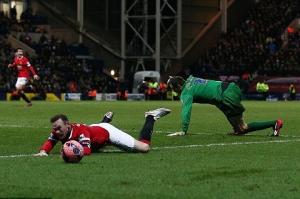 Gặp đội bóng tí hon, Rooney vẫn ăn vạ kiếm pen