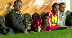 Cựu sao M.U phải ... thở bình oxy ngay trên sân