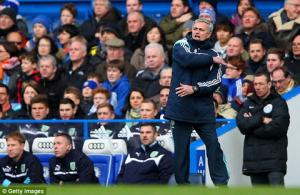 Chelsea hoà đau, Mourinho mang trọng tài ra nhậu