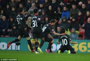 Năm bàn thắng đẹp nhất vòng 26 Ngoại hạng Anh 2014-2015