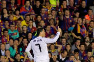 CĐV Barca tìm đủ mọi cách hạ gục Ronaldo