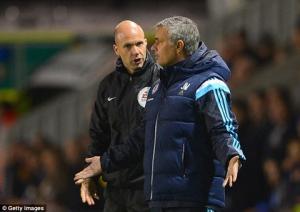 Chelsea có nguy cơ mất danh hiệu đầu tiên vì trọng tài?