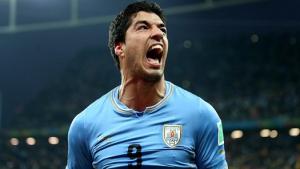 Luis Suarez lại giở võ… cắn người trong trận đấu với Man City?