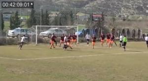 Siêu phẩm xe đạp chổng ngược của cầu thủ nghiệp dư