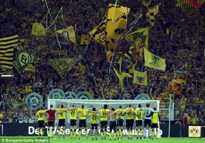 Phát hiện... quả bom 250kg ở sân Dortmund