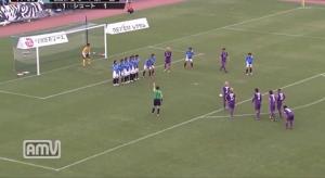 Pha sút phạt một đoàn tàu cực lạ mắt của đội bóng Nhật Bản