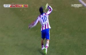 Tổng hợp những vụ giày bay trong tuần