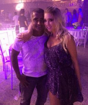 Bồ trẻ làm Romario sướng rơn trong dịp sinh nhật