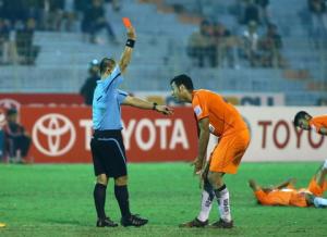 Gomez trả giá đắt vì hành vi bạo lực với cầu thủ Hải Phòng