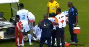 Xe cứu thương suýt lao vào cầu thủ đang nằm trên cáng