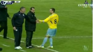 Scandal mới tại Premier League: HLV bóp cổ cầu thủ đối phương