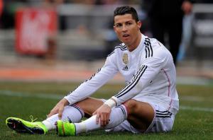Tiền bối ra mặt bênh Ronaldo vụ tiệc tùng sinh nhật