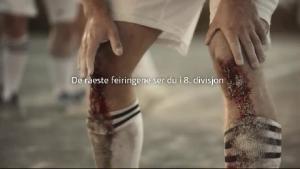 Pha ăn mừng bàn thắng đau nhất mọi thời đại