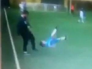 Clip sốc: HLV ngang nhiên đá bay ... học trò nhí trên sân