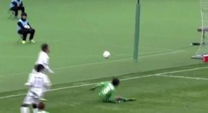 Pha xử lý bóng hài hước nhưng hiệu quả bất ngờ