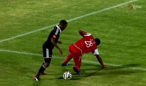 Kỹ năng đi bóng ảo diệu của tiền vệ Nam Phi