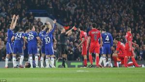 Terry bật lại Ibra: 2 đội đều đá bẩn như nhau