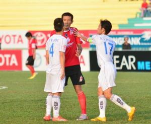 Nhổ nước bọt vào đối thủ, trung vệ V.League bị phạt nặng