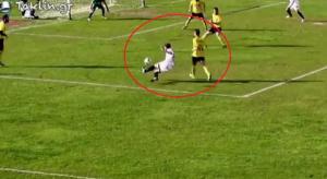 Quả penalty ngớ ngẩn và khó tin bậc nhất thế giới