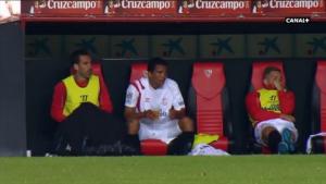 SỐC: Giải quyết chuyện tế nhị trên... băng ghế dự bị