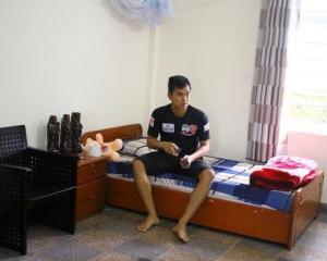 Thủ môn Olympic VN phải nhận đồ ăn ở cửa phòng khách sạn