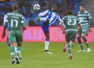 Pha đánh gót đỉnh cao của Jackson Martinez