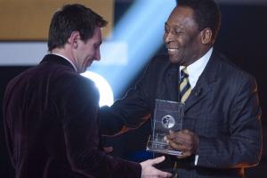 Pele: Tôi giỏi hơn Messi vì biết đá cả 2 chân