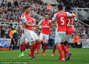 "Thần công" Giroud thể hiện uy lực, dàn Pháo thủ cực nhọc bắn hạ bầy Chích choè