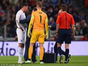 Smalling chấn thương khi lên tuyển, M.U lo sốt vó
