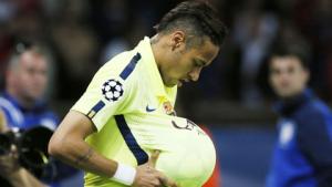 Neymar giải thích về pha ăn mừng bụng bầu