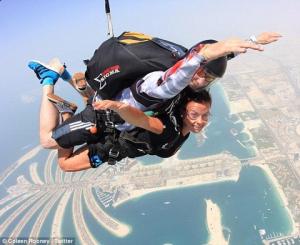 Vợ Wayne Rooney bỏ chồng con sang Dubai bay lượn