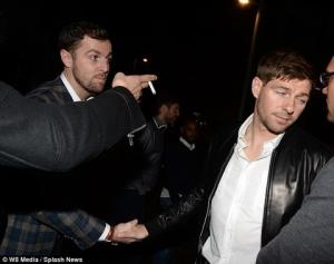 Biểu tượng Liverpool bị ném đá vì đi nhậu nhẹt giải đen